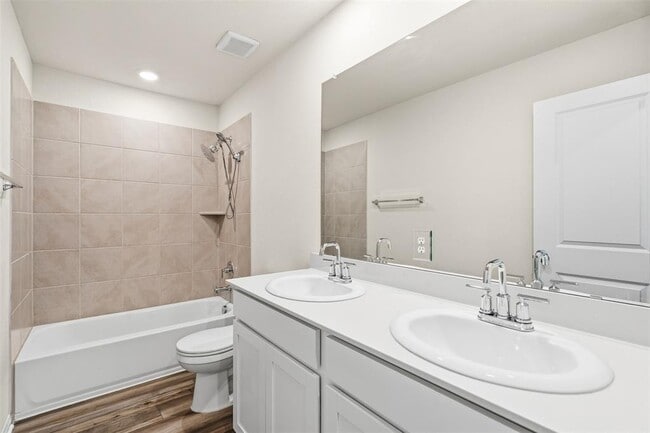 Building Photo - 520 Loriner Wy