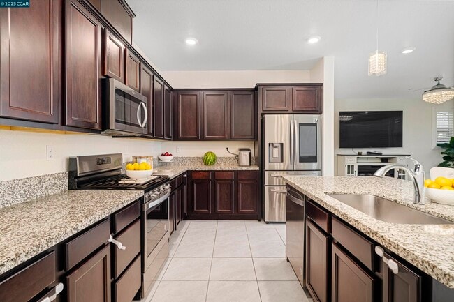 Building Photo - 546 Avanti Way