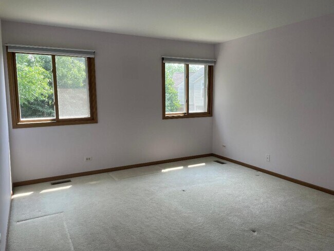 Building Photo - 75 Kingsport Dr