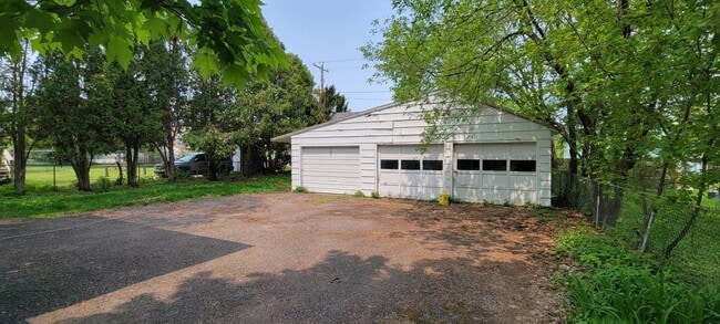 Building Photo - 136 Edwards St