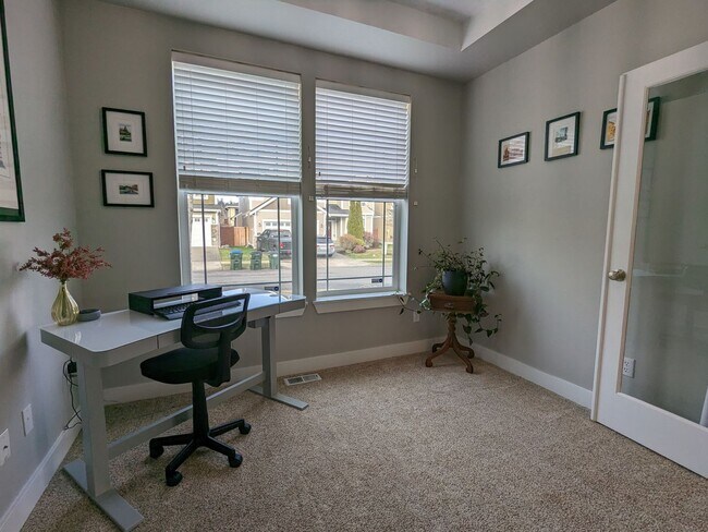 Building Photo - Large 3BD plus bonus rm and den