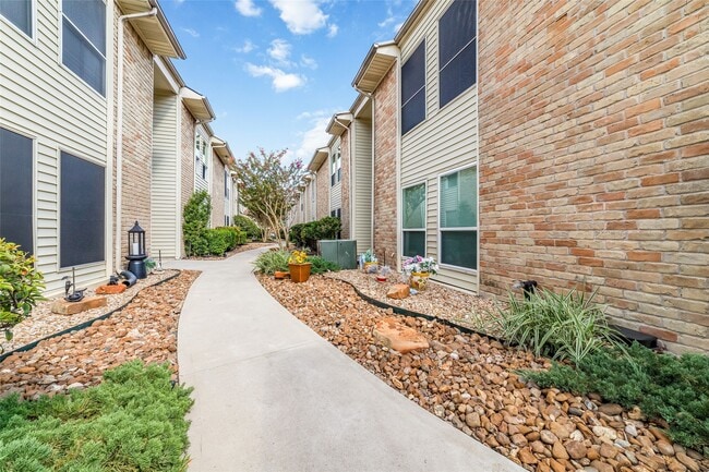 Building Photo - 2300 Augusta Dr