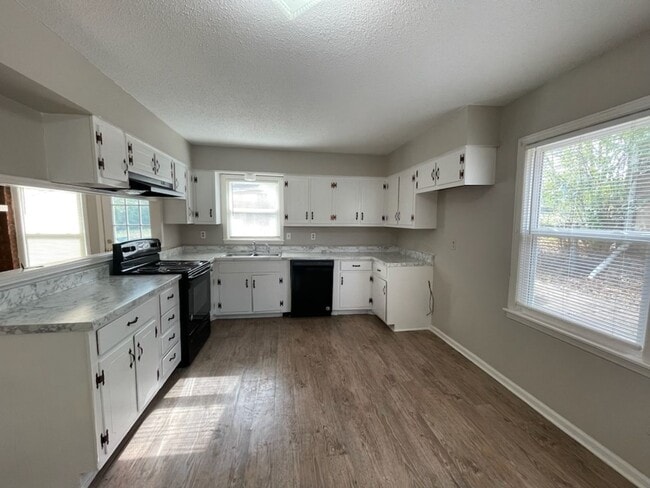 Building Photo - Colonial Hills' adorable home!