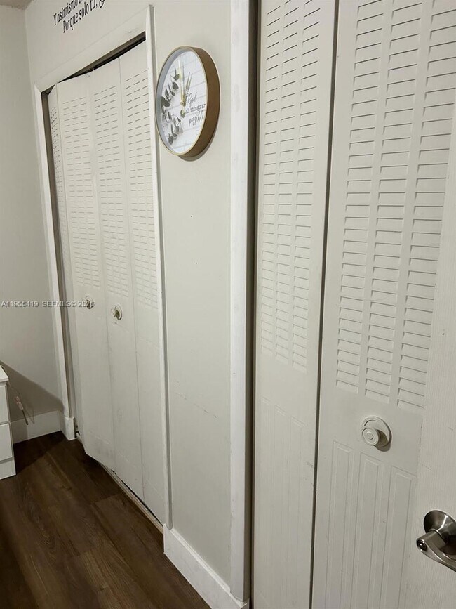 Building Photo - 1560 W 46th St