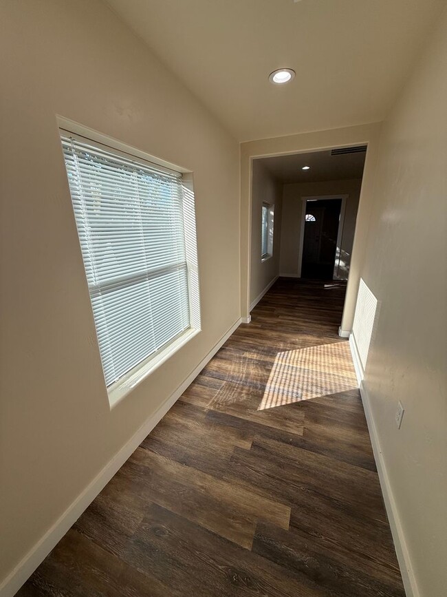 Building Photo - Gorgeous 2 Bedroom/1 Bathroom Home