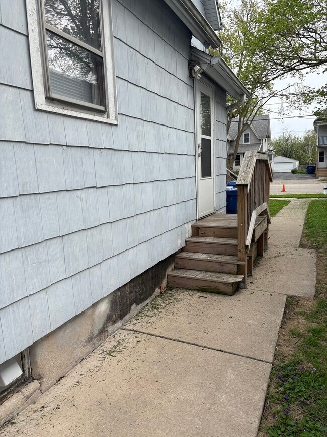 Building Photo - 605 N 13th St