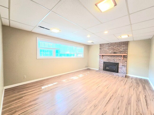 Building Photo - Charming 4-Bedroom Split-Level Home with S...