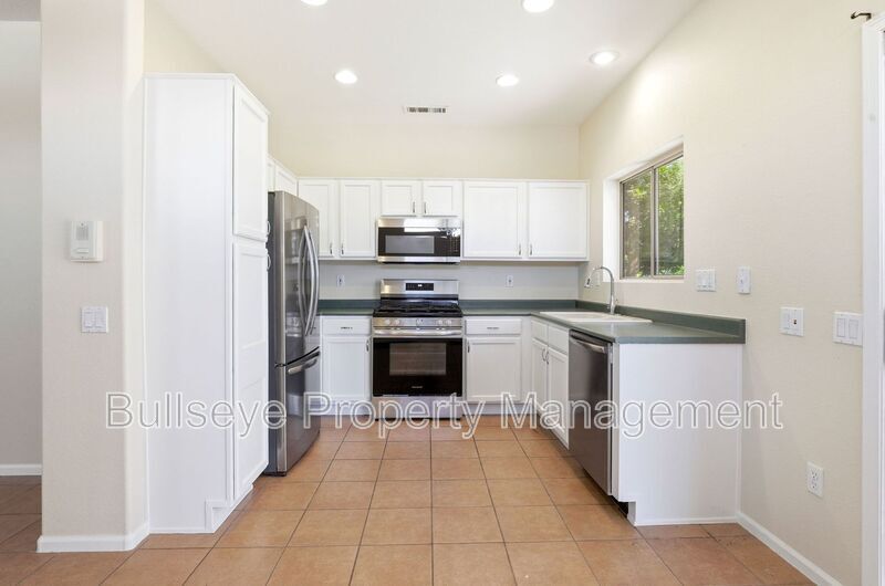Building Photo - 15893 W Arrowhead Dr
