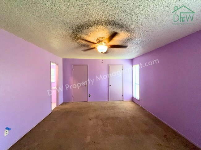 Building Photo - Spacious 3-Bedroom Home for Lease with Large Fenced Backyard in Quiet Benbrook Neighborhood