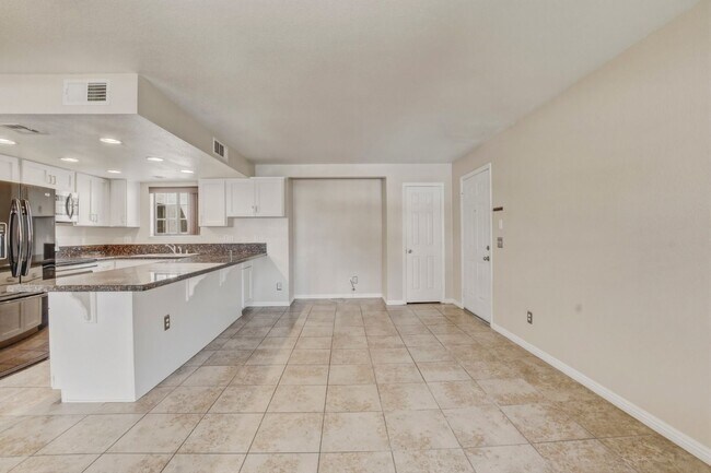 Building Photo - Upgraded 2 bedroom 2 bath upstairs condo