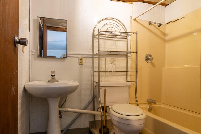 Building Photo - 2865 Old Thomson Rd