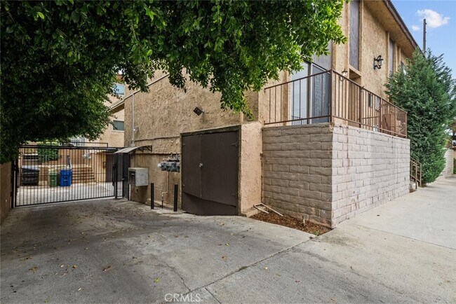 Building Photo - 13861 Vanowen St
