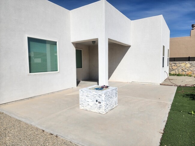 Building Photo - 6040 Arosa St