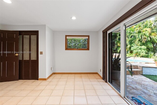 Building Photo - 2530 Okeechobee Ln