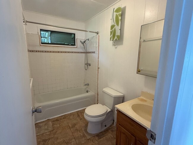 Building Photo - 17-4046-4046 Kukui Camp Rd