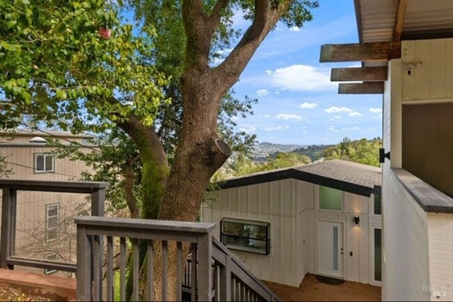 Building Photo - Beautiful home on the hills in Mill Valley