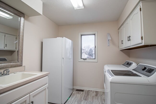 Building Photo - Stunning 4 Bedroom / 2.5 Bathroom Home | P...