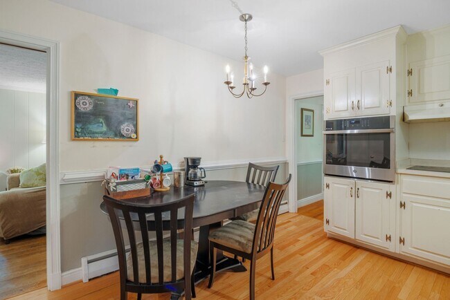Building Photo - Beautiful Single-Level Home with In-Law Suite and Expansive Yard ***Available Early August 2026***