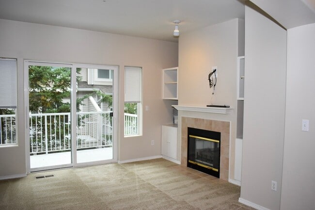 Building Photo - Gorgeous 2br/2.5ba Townhouse in Desirable ...