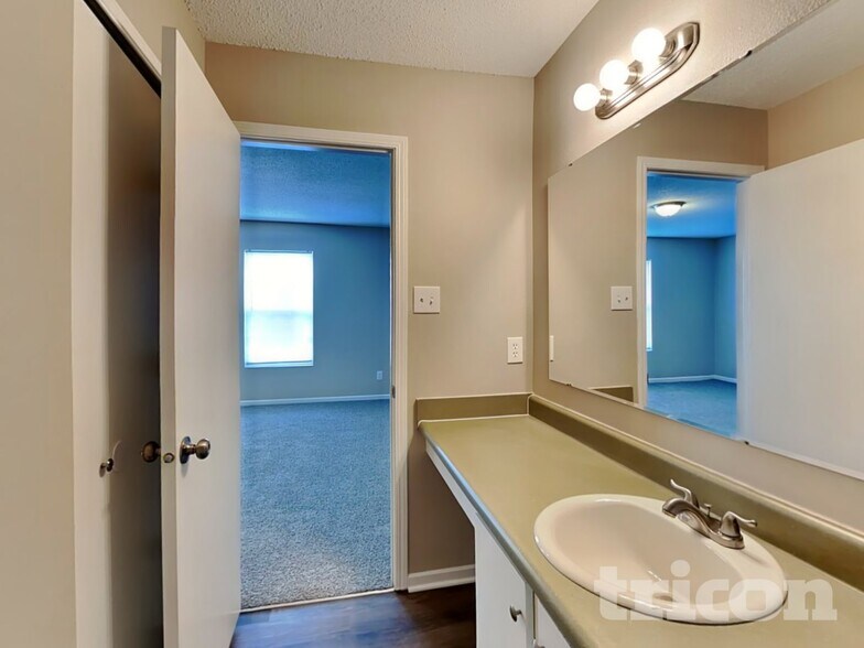 Building Photo - 675 Country Gate Dr