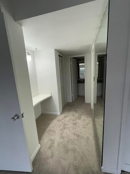 Building Photo - 2751 N Palm Aire Dr