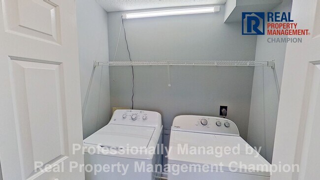 Building Photo - 3 BD/2 BA Upper Unit Condo in Hawthorne Pa...