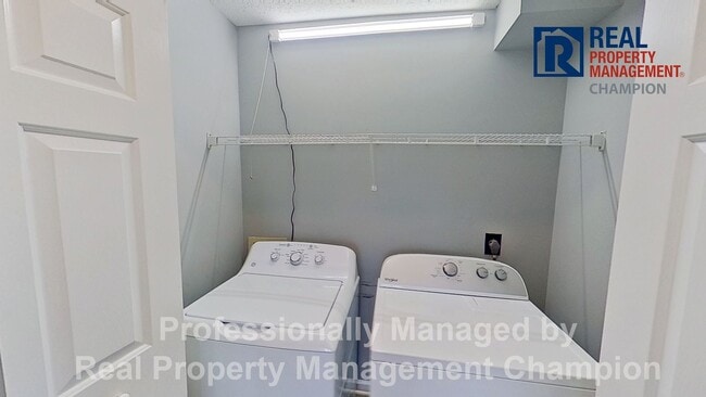 Building Photo - 3 BD/2 BA Upper Unit Condo in Hawthorne Park with Move In Special