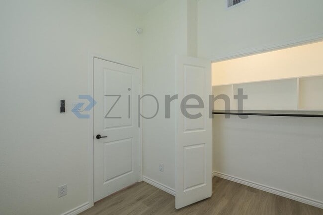 Building Photo - Unit