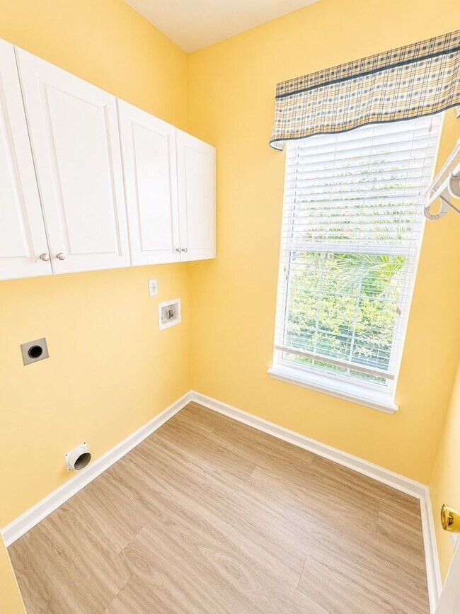 Building Photo - 1525 Clarendon Way