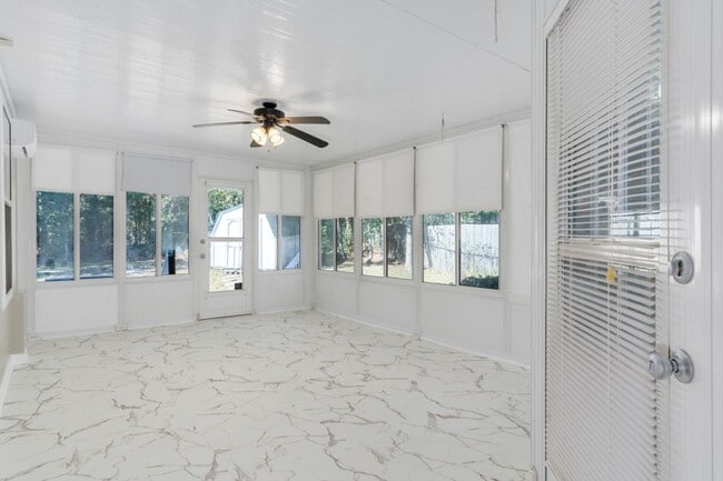 Building Photo - Delightful 3-bedroom, 2-bathroom home loca...