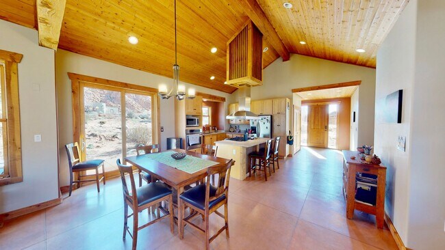 Building Photo - Luxurious and comfortable living experience