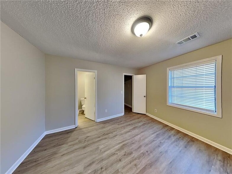 Building Photo - 5022 Hawthorne Ct