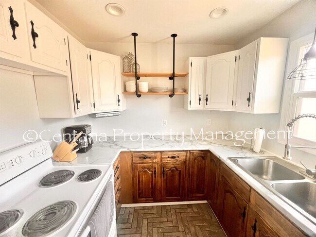 Building Photo - 715 8th St