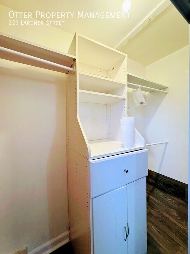 Building Photo - 223 Lardner St