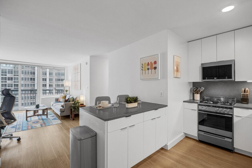 Building Photo - 68 W 37th St