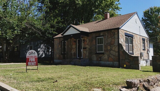 Building Photo - 508 N Oak St