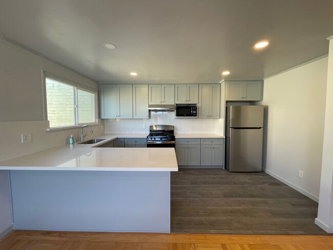 Building Photo - 3 BR / 2 BA Single Family Home, Hardwood F...