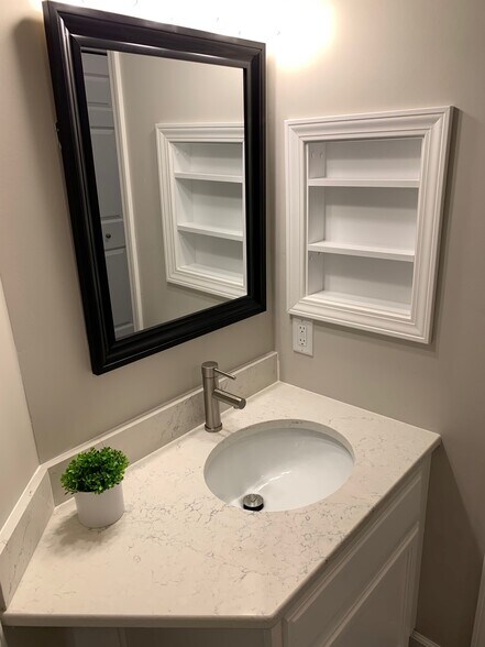 Building Photo - 1321 Lake Dr W