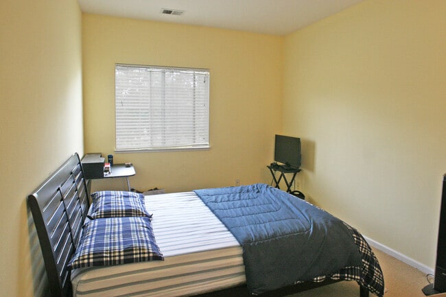 Building Photo - Newer Evergreen home faces neighborhood park - Great Evergreen schools