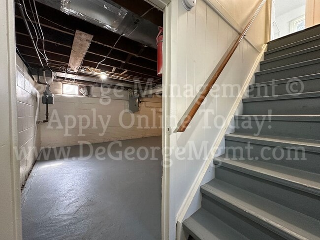 Building Photo - Gorgeous Spacious 4 Bedroom 1.5 Bath Singl...