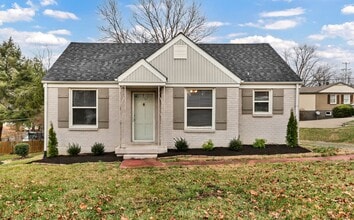 Building Photo - Conveniently Located off Memorial Dr! Lovely 2 Bed 1 Bath Home!