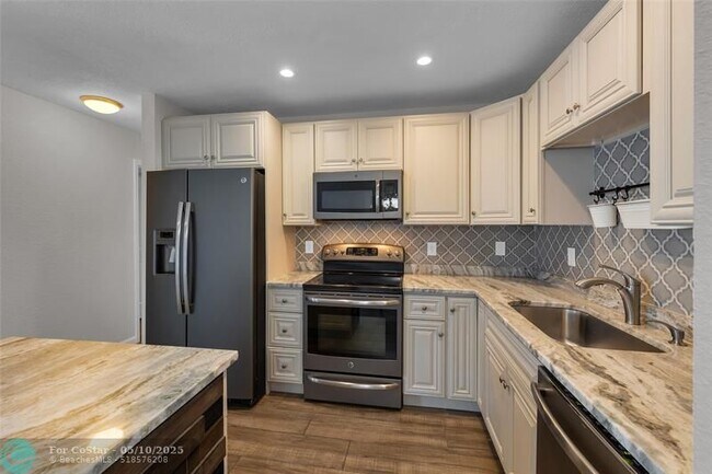 Building Photo - 160 Cypress Club Dr