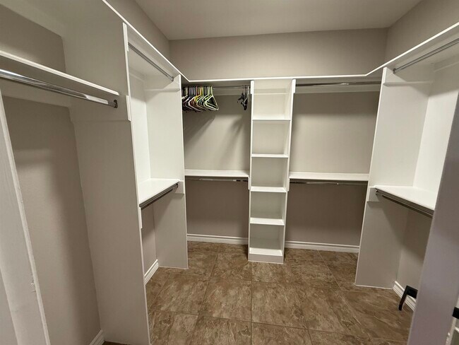 Building Photo - 216 Canyon Oak Dr