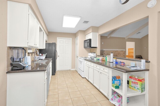 Building Photo - 16327 Green Shade Dr