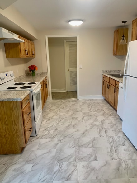 Building Photo - 1355 N Main St