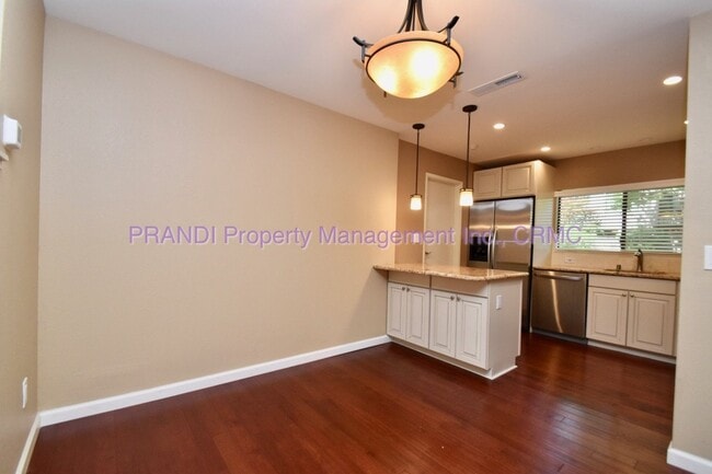 Building Photo - Lovely 3-Bedroom Townhouse in Desirable Pa...