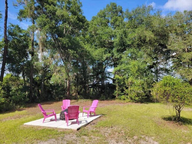 Building Photo - Vacation Home- on the Lake