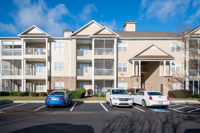 Building Photo - CALLING ALL GOLF ENTHUSIASTS!!! PERFECT OF...