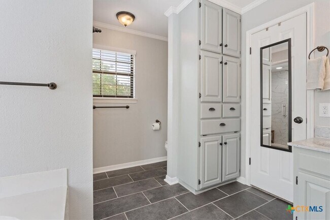 Building Photo - 840 Long Horn Trail