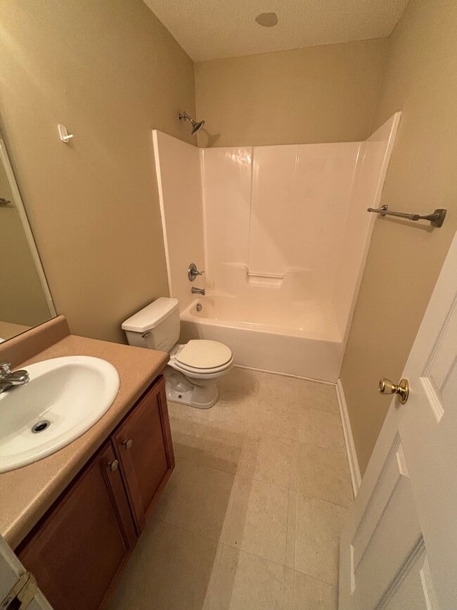 Building Photo - 121 Faybrook Dr